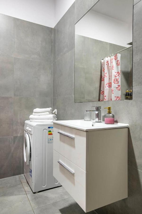Discover Krakow Apartments - 5 Borowickiej St - Studio Next To Opera And Unity Centre Luaran gambar