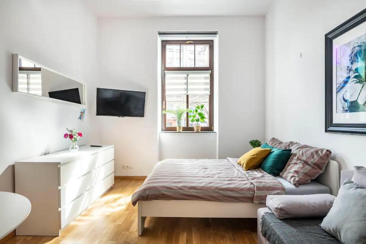 Discover Krakow Apartments - 5 Borowickiej St - Studio Next To Opera And Unity Centre Luaran gambar